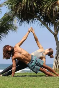 Double-sided plank yoga Pose for 2